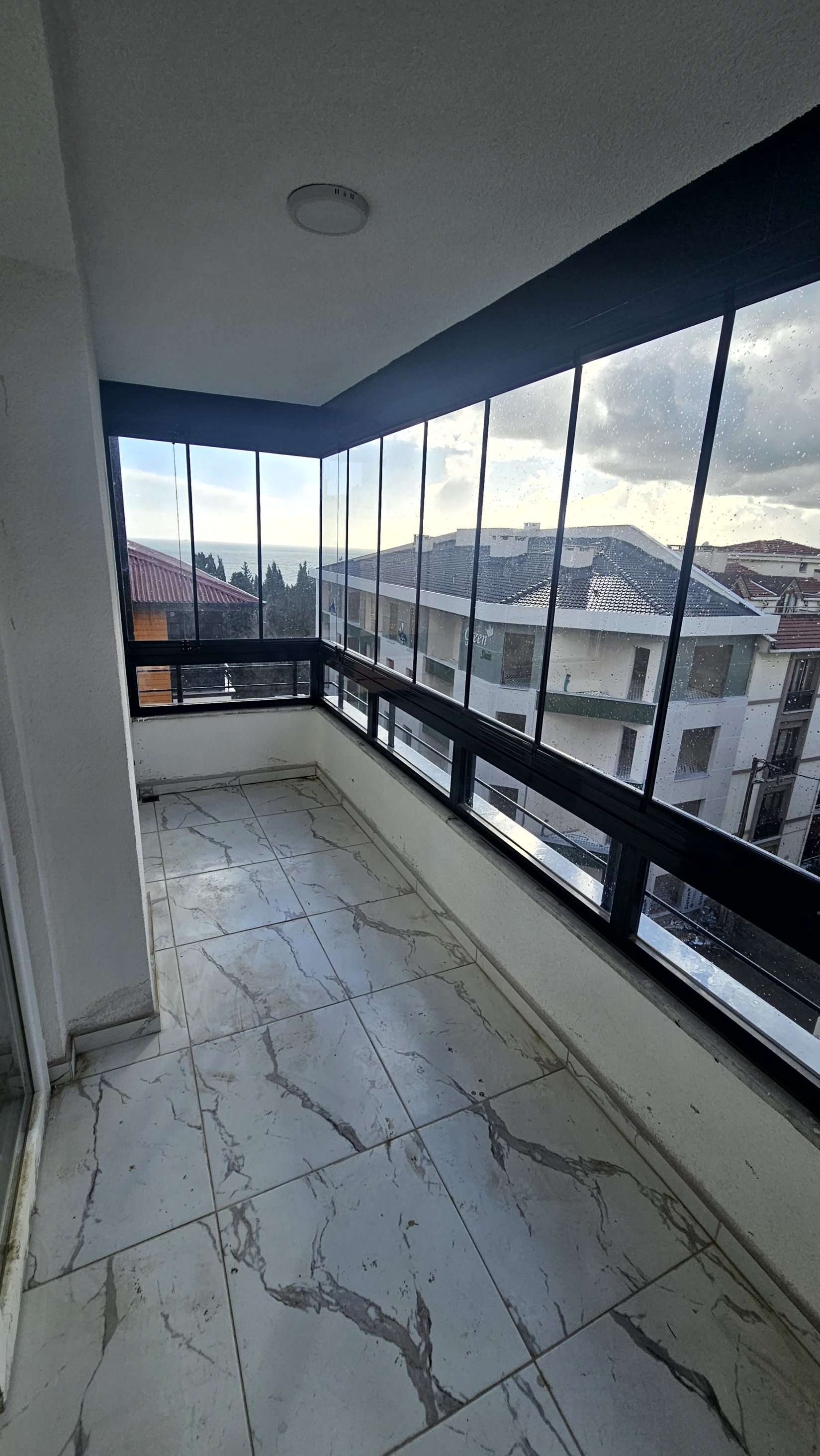 ÇİFTLİKÖNÜ MH'DE DENİZ MANZARALI OTURUMA HAZIR 2+1 LÜKS DAİRE