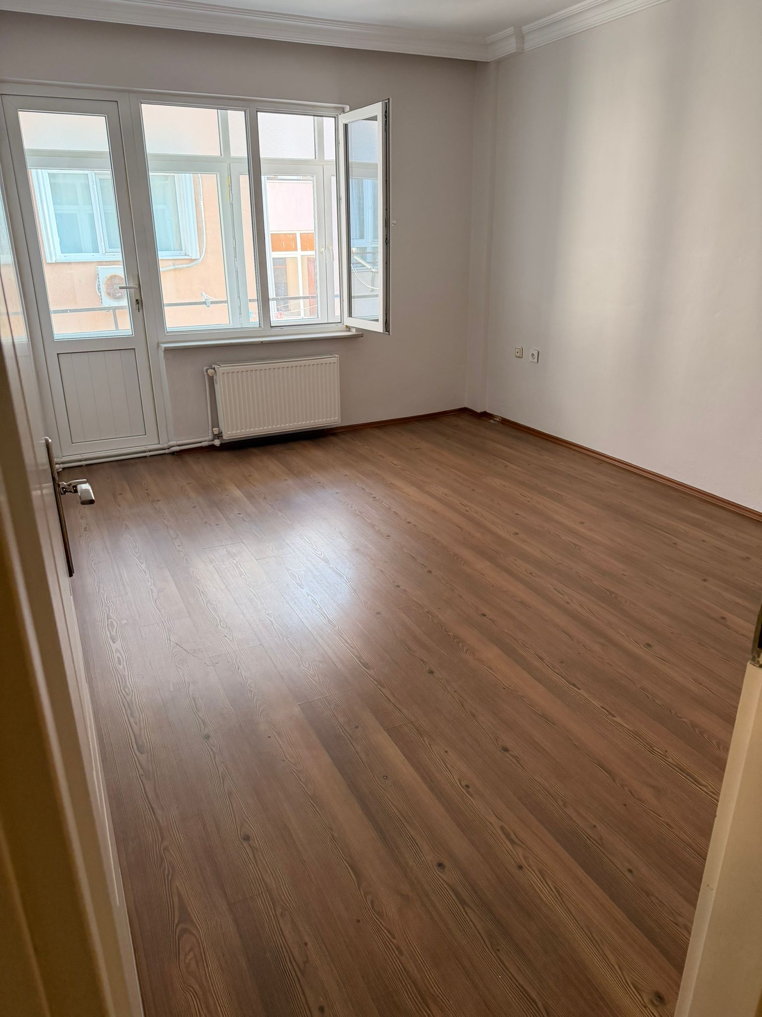 ALTINOVA'DA DENİZE VE ŞEHİR MERKEZİNE YAKIN SATILIK DAİRE